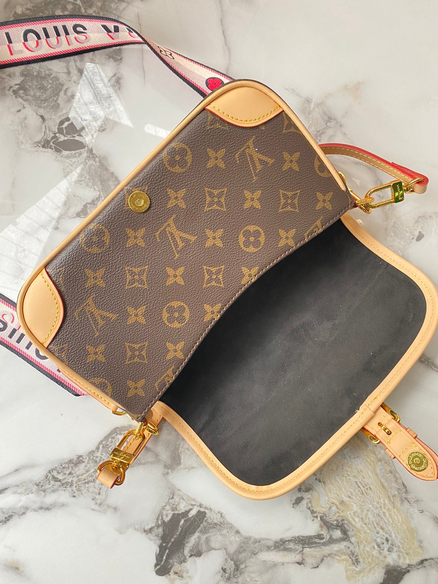 Ladies Fashion Luxury V Logo Shoulder Bag