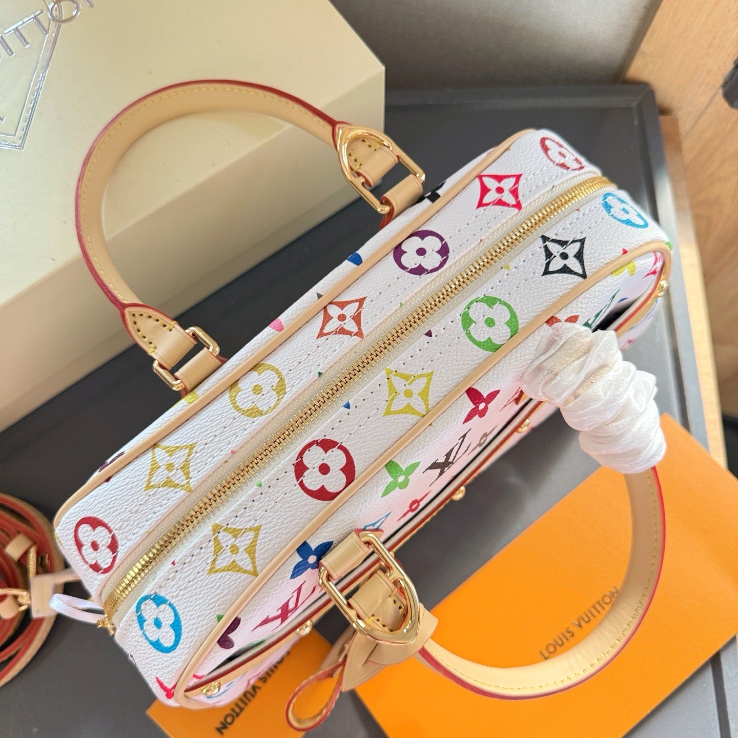 New Fashion White formal V Logo Women's BagsXC052025030305