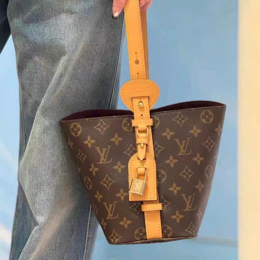 New V Logo 17.5cm Women's BagsPD052025040710