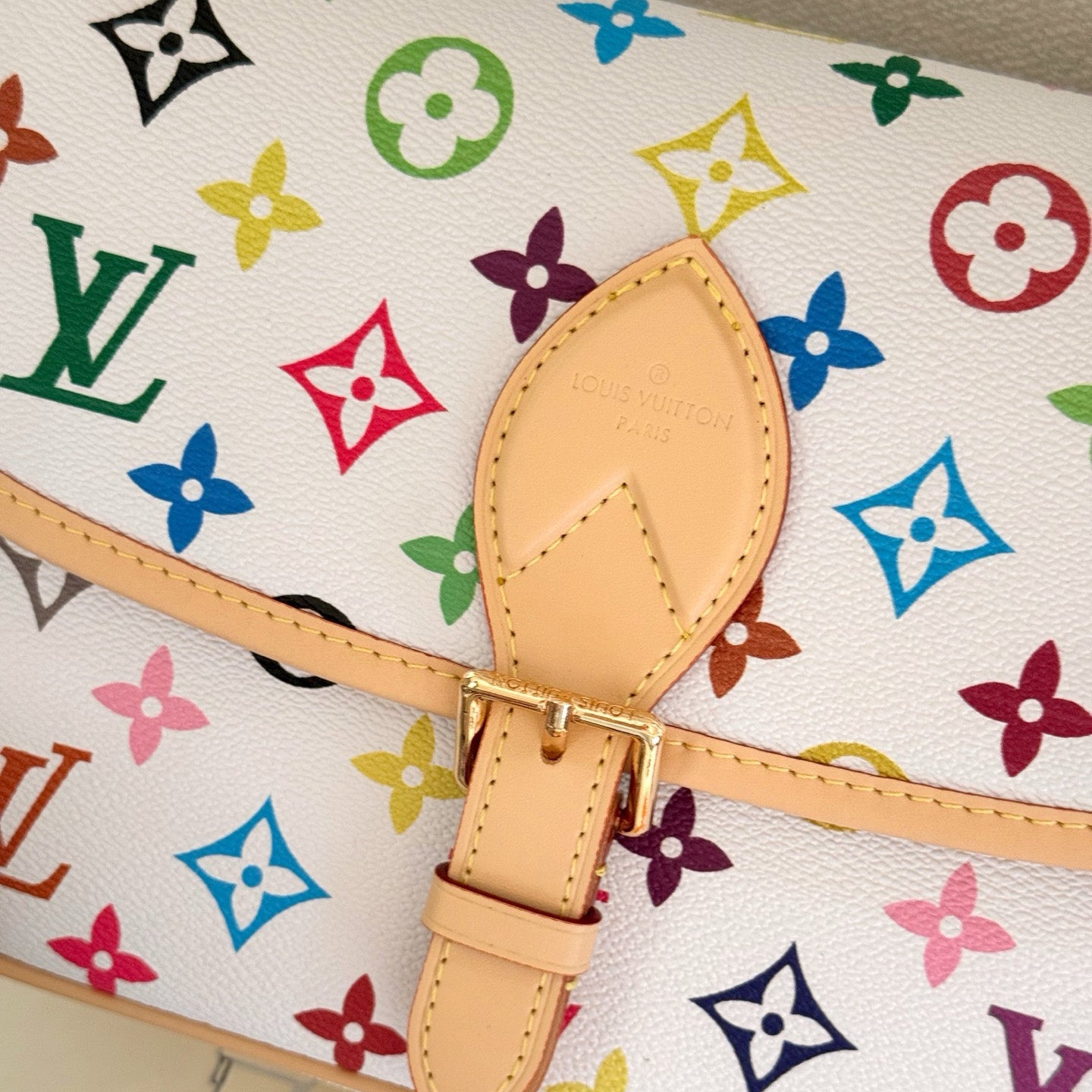 New Fashion White formal V Logo Women's BagsXC052025030307