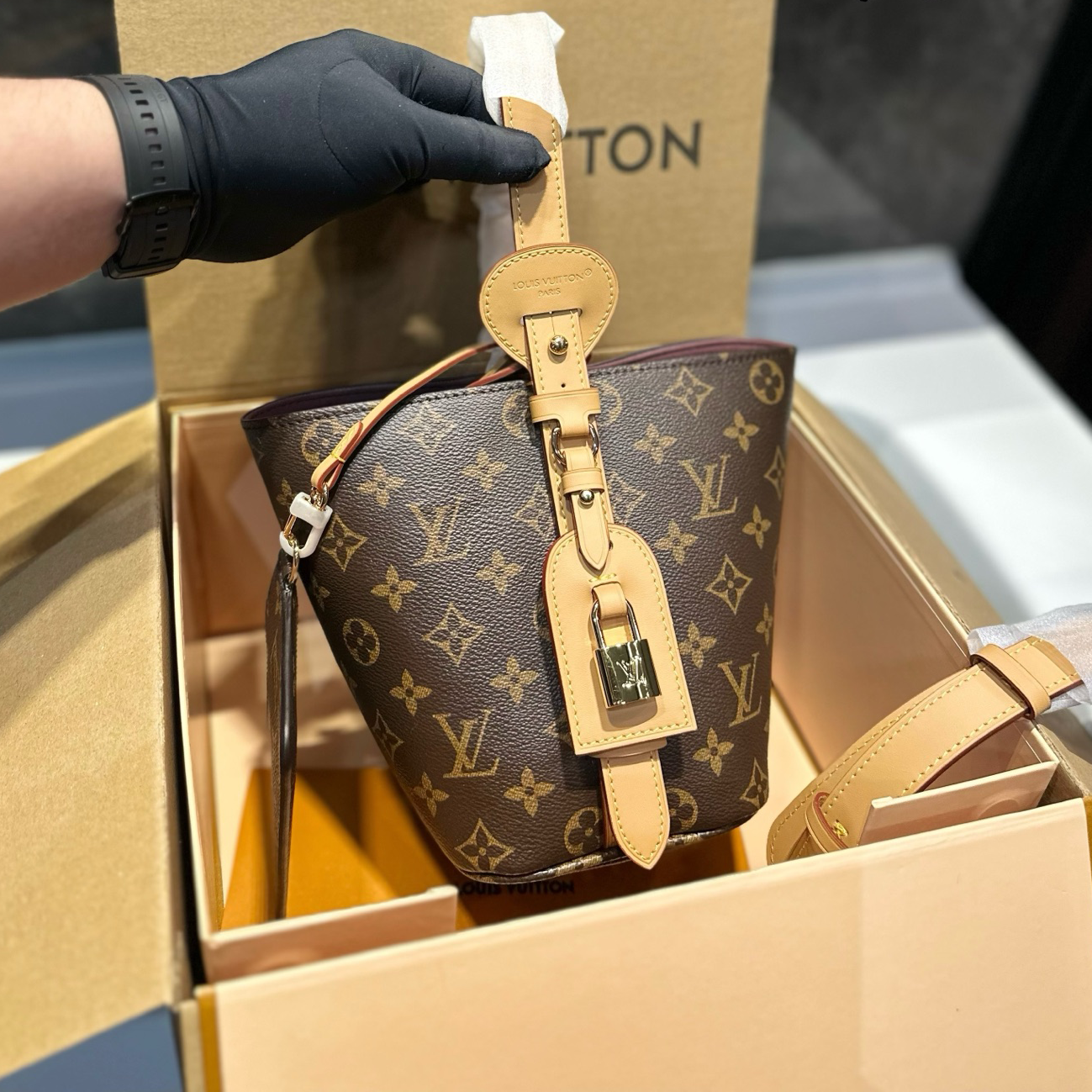 New V Logo Handmade women's bagXC052025041110