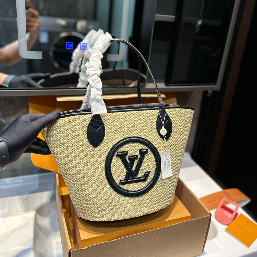 New V Logo fashion Women's BagsXC052025041805
