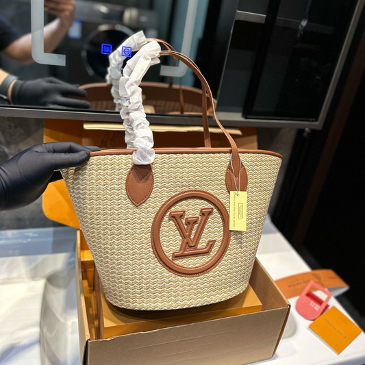 New V Logo fashion Women's BagsXC052025041805