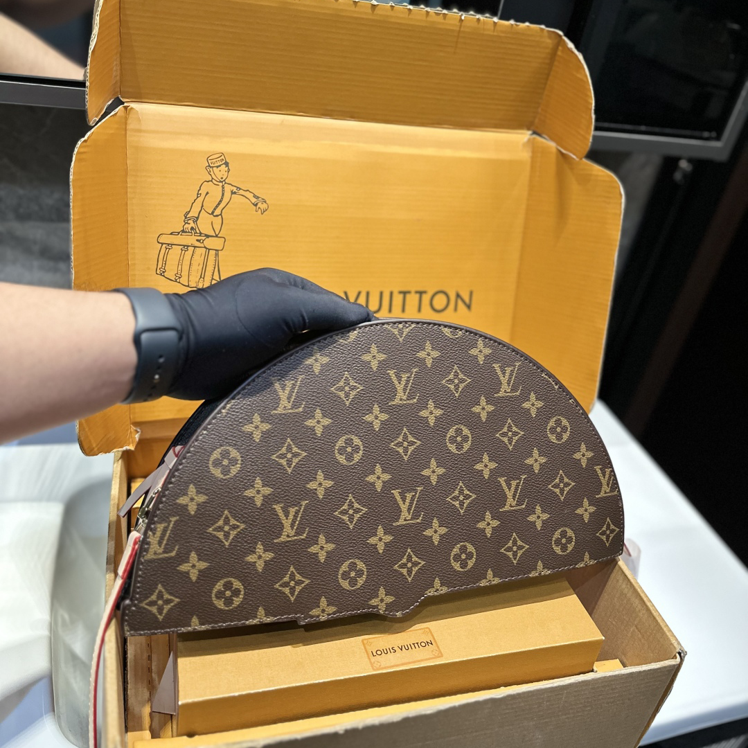 New V Logo Handmade Women's handbagsXC052025063001