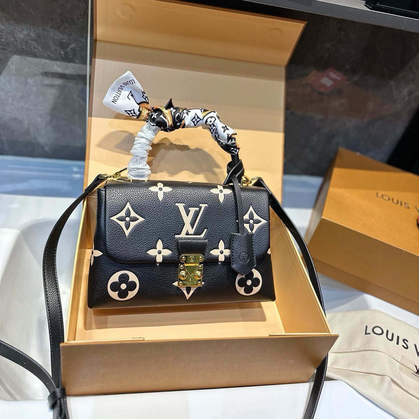 New Fashion V Logo 24cm leather Women's BagsXC052024121313