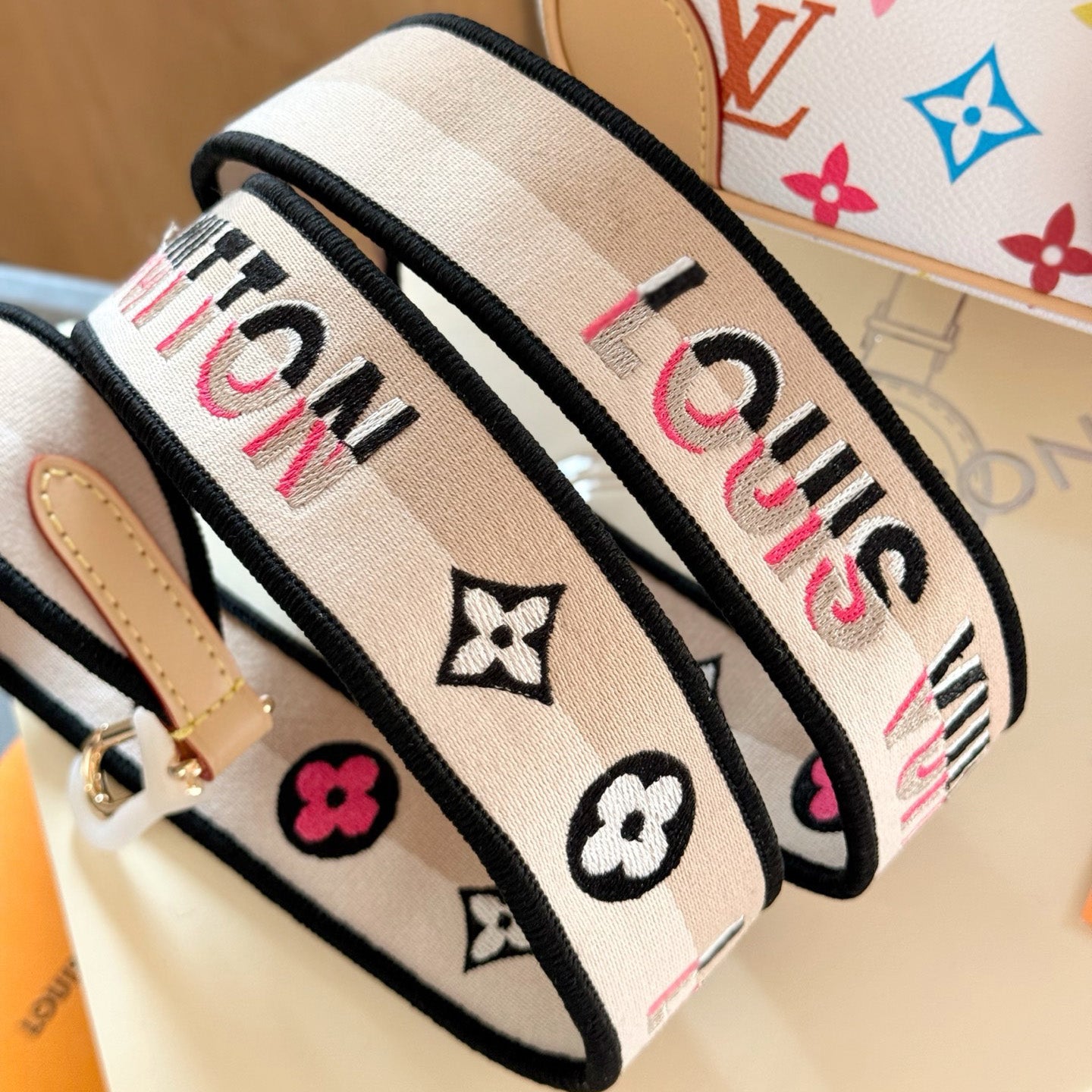 New Fashion White formal V Logo Women's BagsXC052025030307