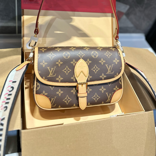 New Fashion V Logo Women's Bags-PD05202382504