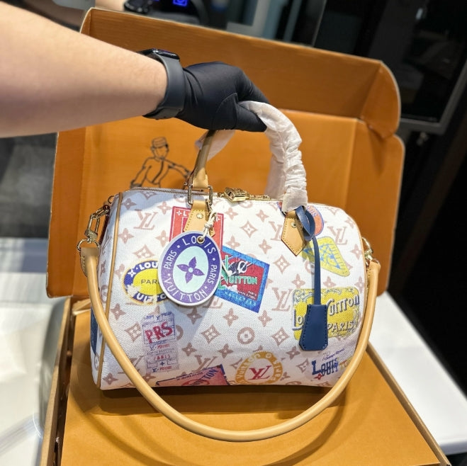 New White leather V Logo 30cm Women's BagsXC052025063010
