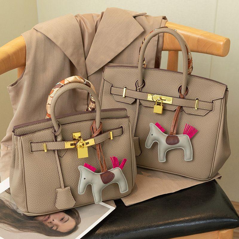 Versatile large capacity handbag 0823120806