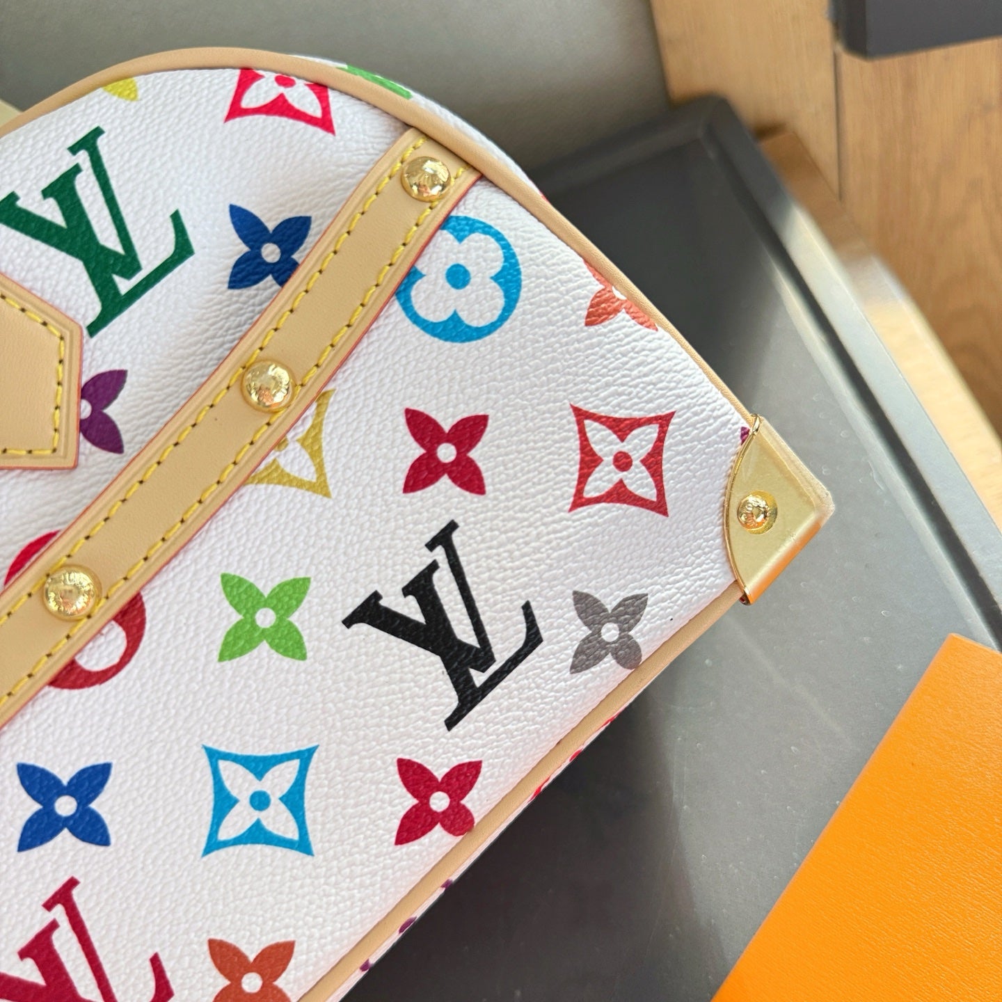 New Fashion White formal V Logo Women's BagsXC052025030305