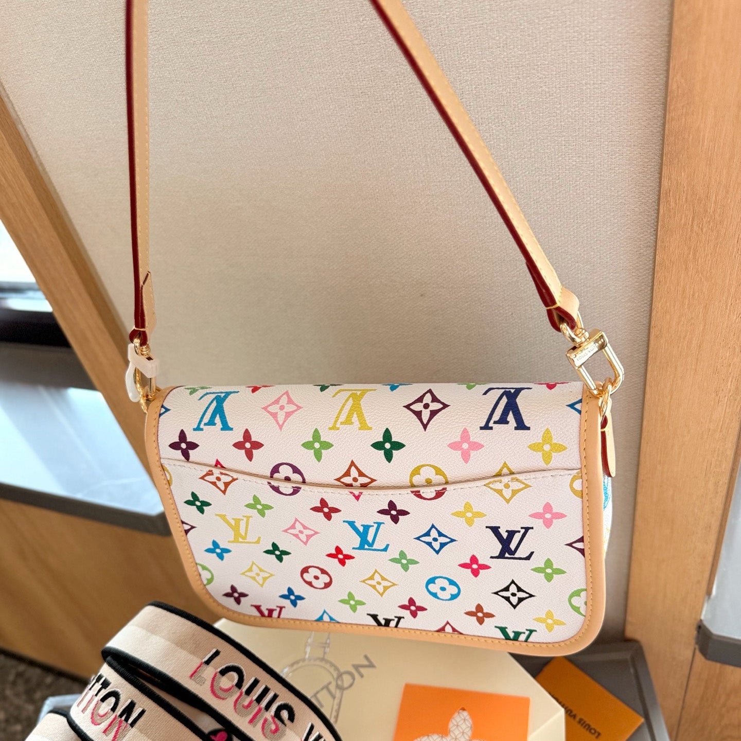 New Fashion White formal V Logo Women's BagsXC052025030307