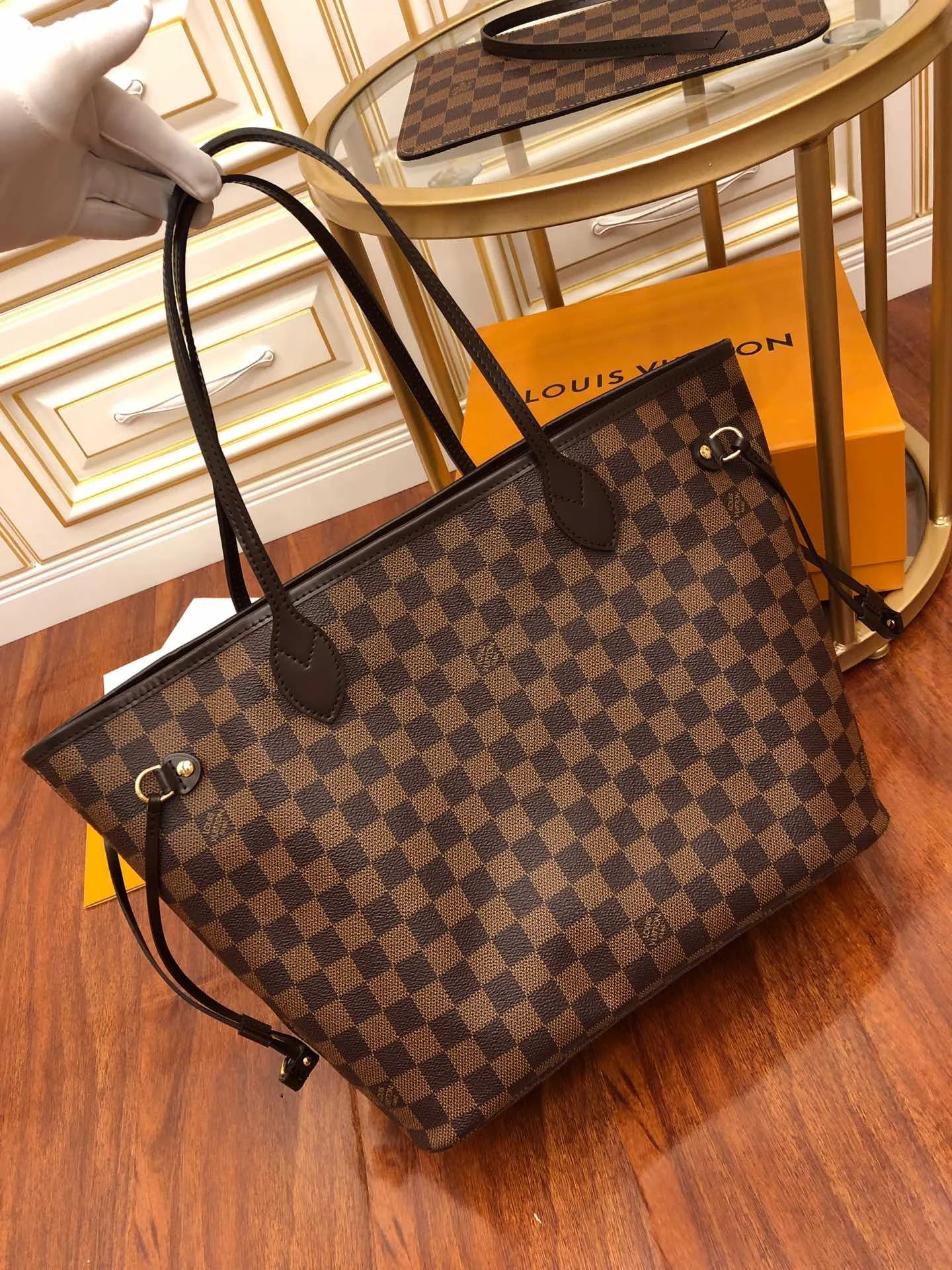 New Fashion V Logo Women's BagsXC052025060907