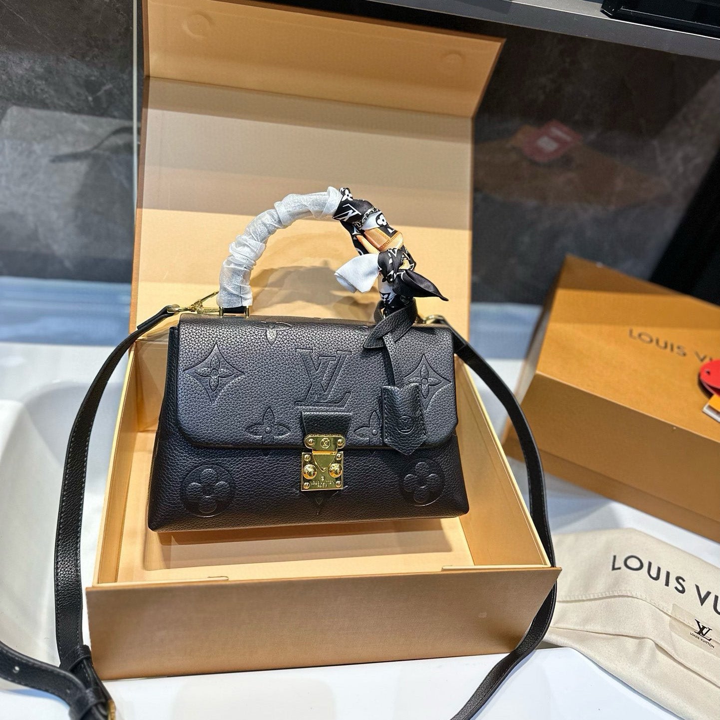 New Fashion V Logo 24cm leather Women's BagsXC052024121313