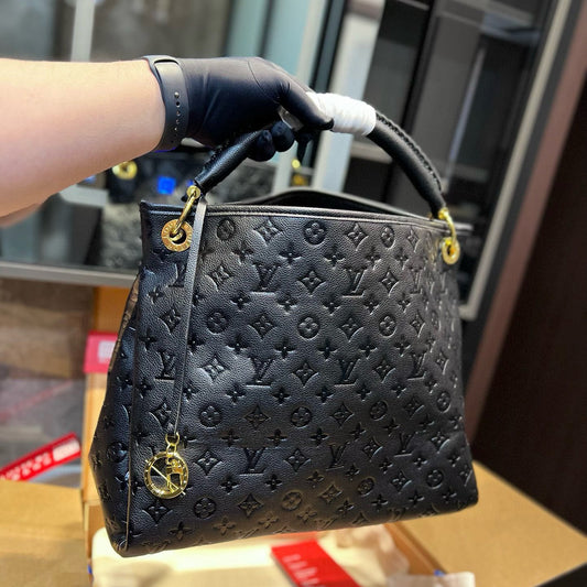 New Black Leather V Logo women's HandbagsXC052024120601