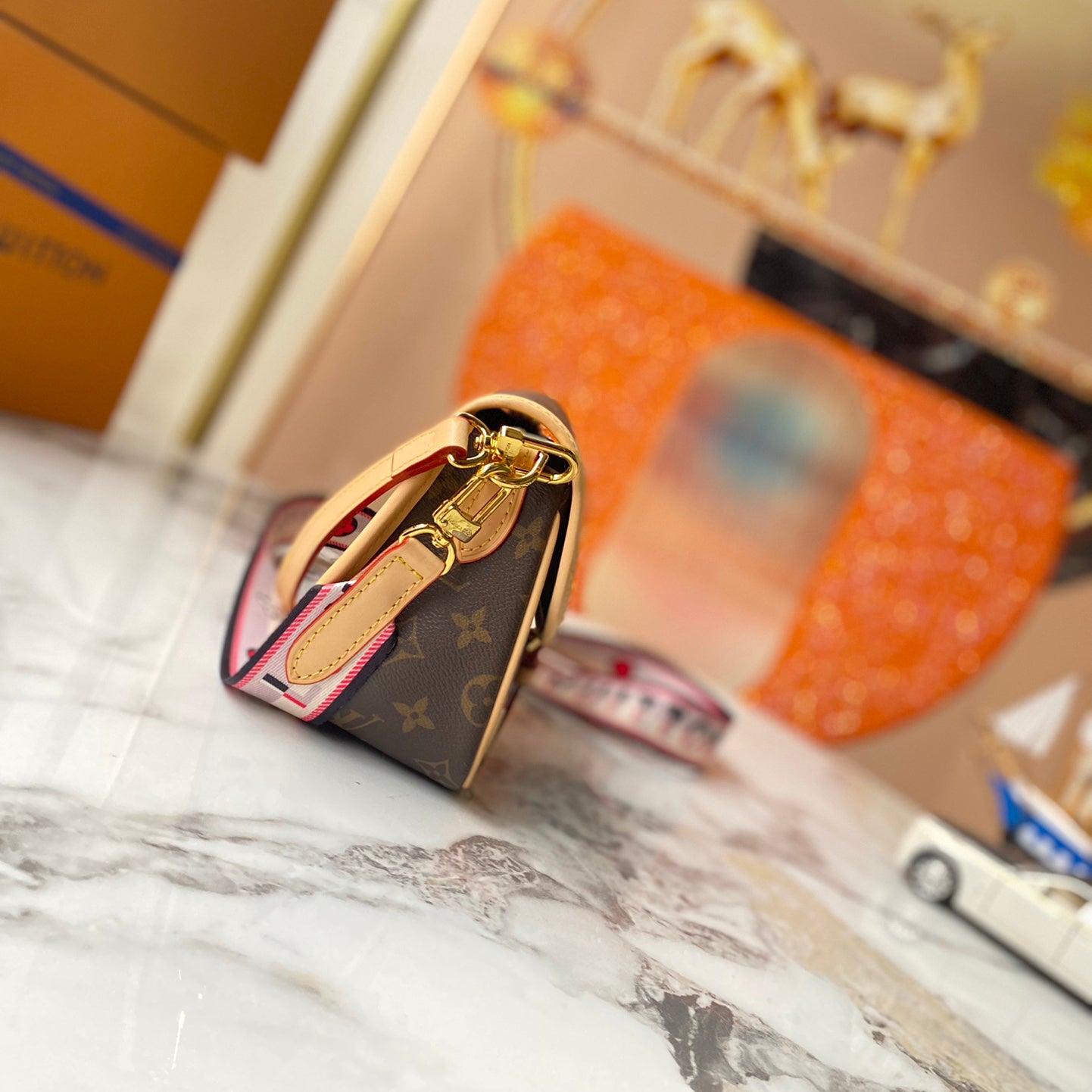 Ladies Fashion Luxury V Logo Shoulder Bag